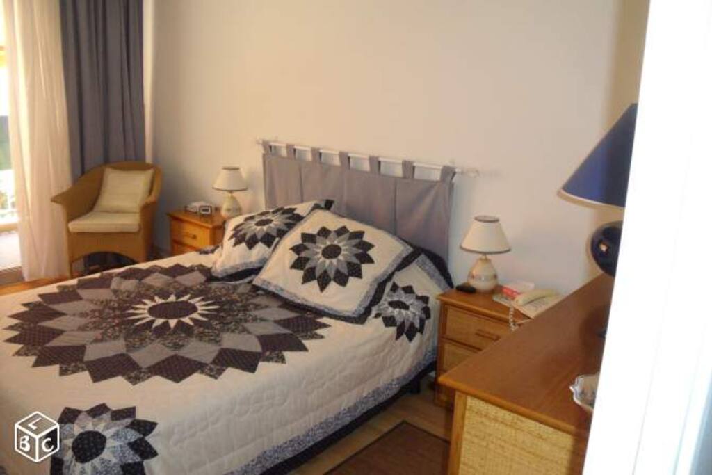 Chambre avec lit double
