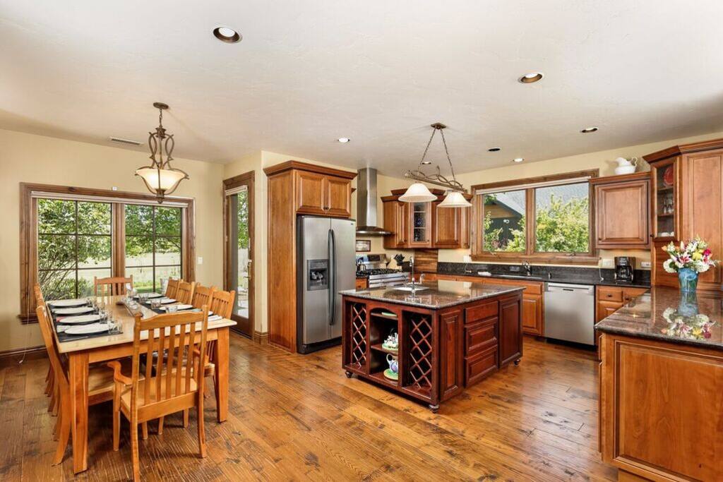 Attached dining room