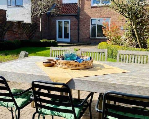 New vacation home with large sunny garden!