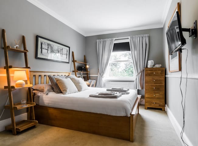 Large luxury double, 17 mins to London