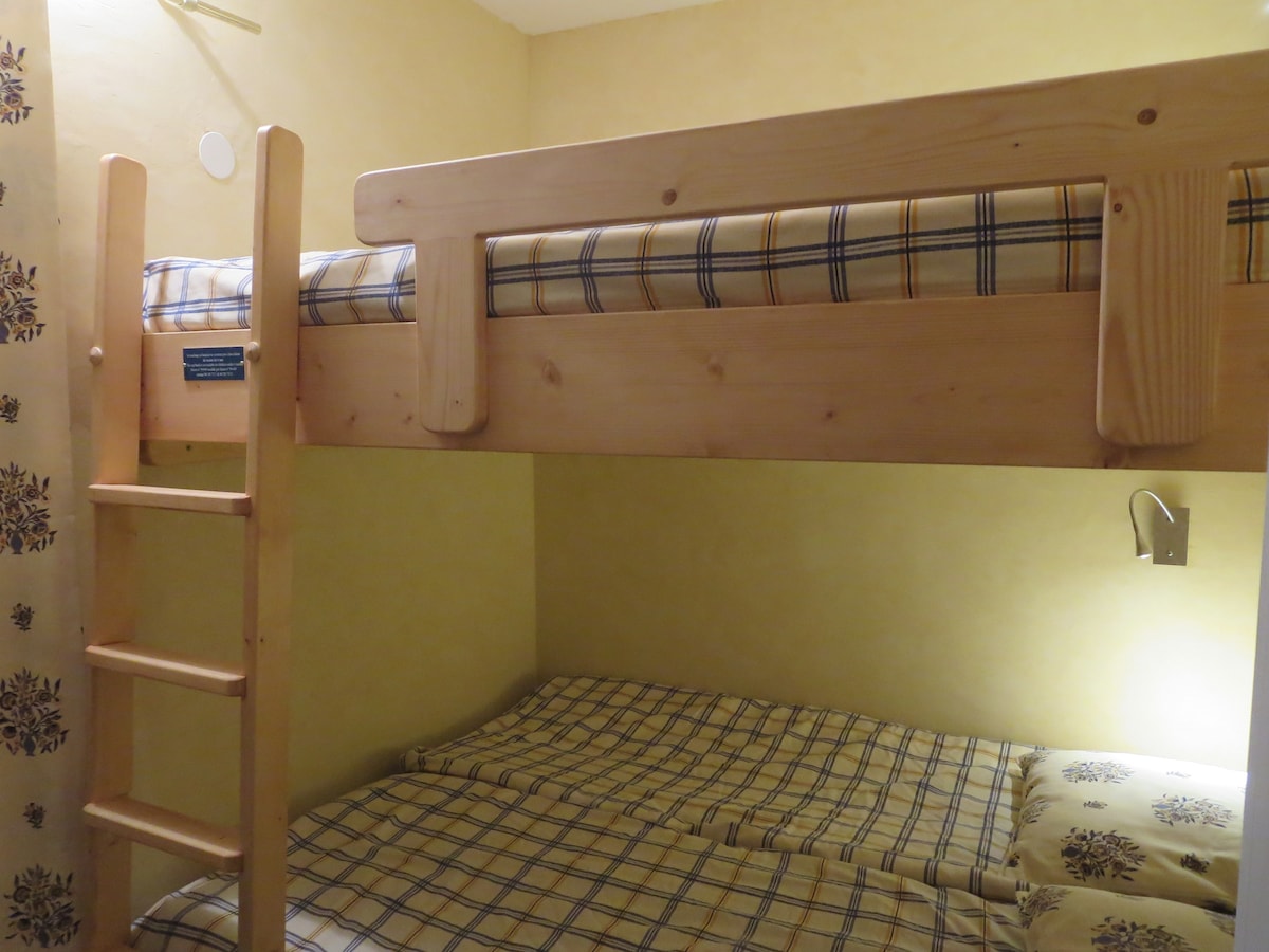 Sovrum - stuga 2 isolerad av en gardin: 4 sovplatser
En dubbelsäng på mezzaninen,
2 enkelsängar under passar  för barn under 6 år.
Komfort garanteras för 2 vuxna eller 2 barn;