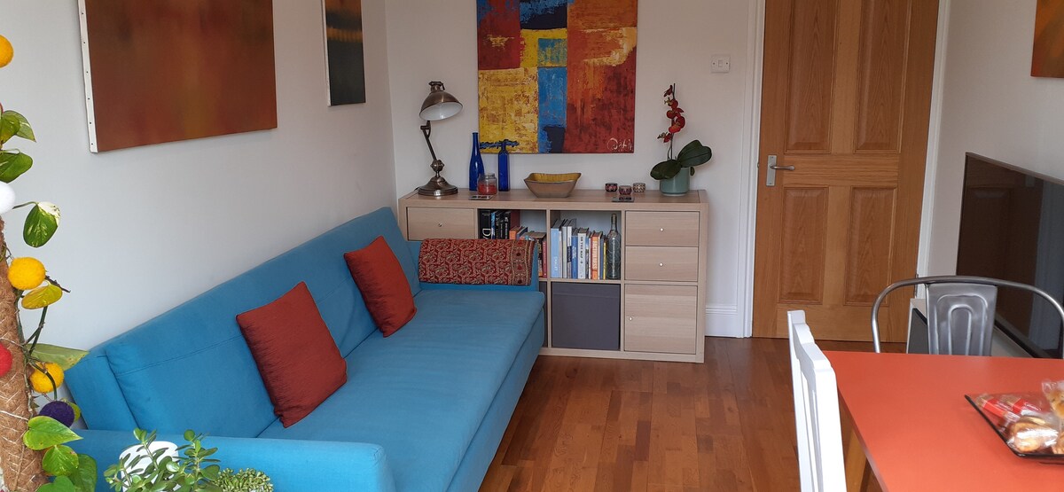 Top performing Airbnb: Stylish apartment near seafront & DLWP. Parking in Rother