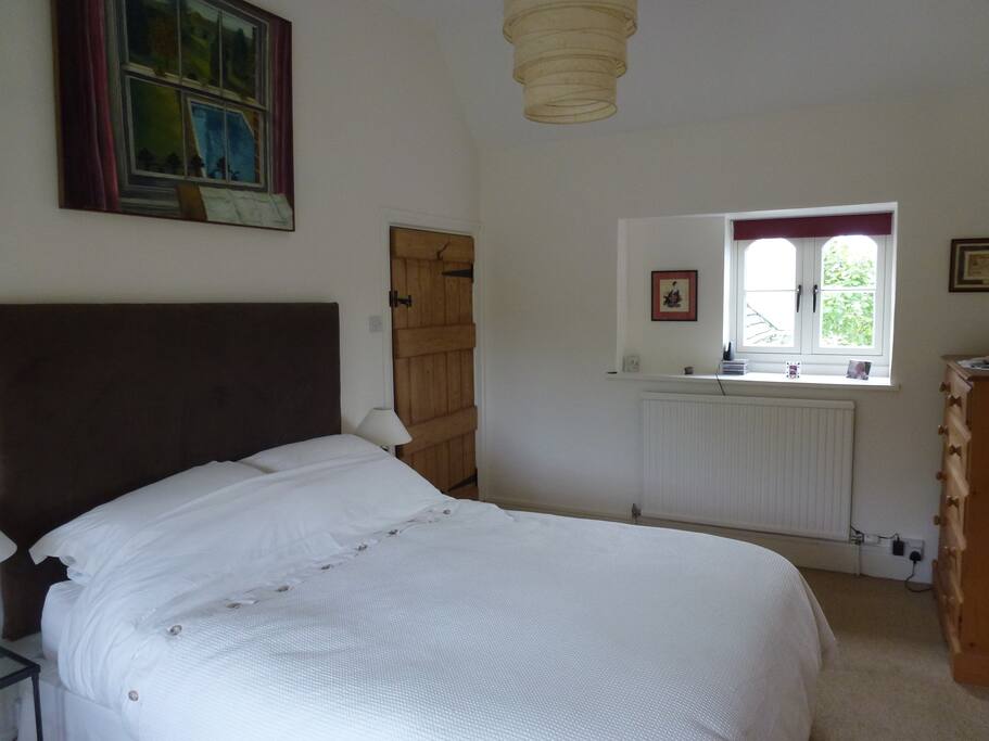 Window to front and rear. Vaulted ceiling. Archway to ensuite shower, loo and basin. 5' bed.