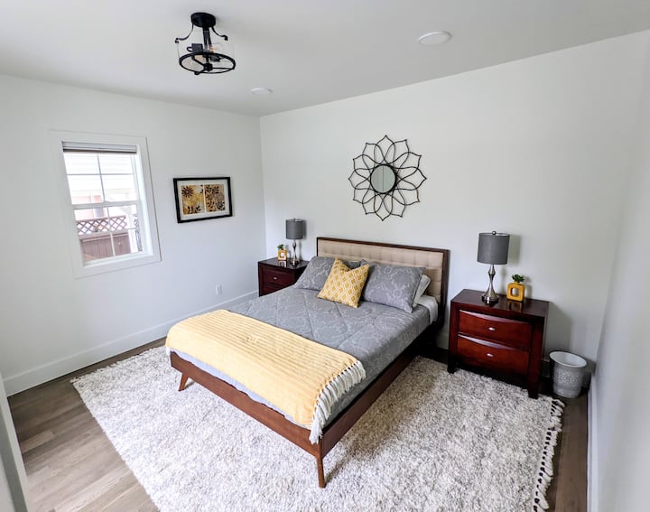 主卧- 2个带衣架和行李架的衣柜。 