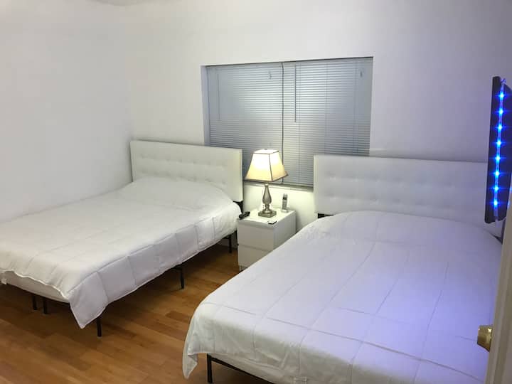 Საძინებელი 1 2 საწოლით, ტელეფონით და ტელევიზორით