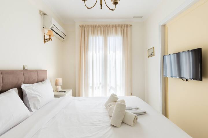 ACRO&POLIS “THE TEMPLE” Apt in the Heart of Athens gallery image 2