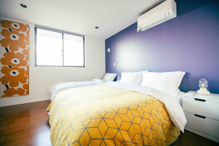 2 º piso de estilo occidental habitación. (8 esteras de tatami) Esta habitación tiene un hermoso contraste entre la tela amarilla de marimekko colgado en la pared y el papel pintado púrpura. Una cama limpia y una cama individual disponibles.