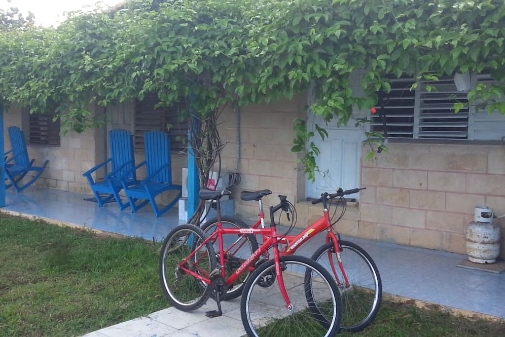 Cuenta con bicicletas para el transporte local hacia las playas cercanas