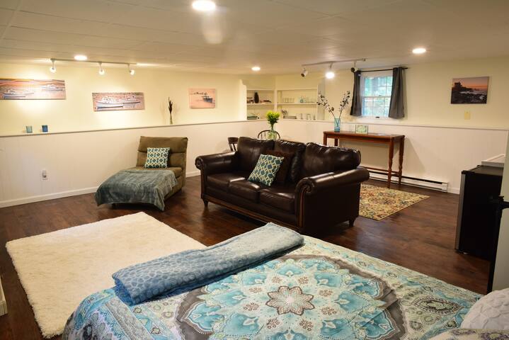 Sweet Suite near beach in quiet wooded setting