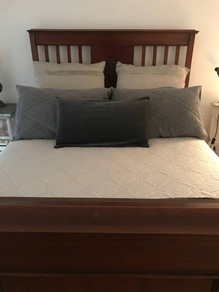 Брачен кревет (широк 125 - 149 см).