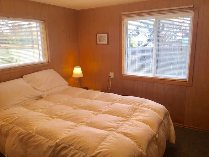 Დედოფლის ზომის საწოლი მთავარ საძინებელში