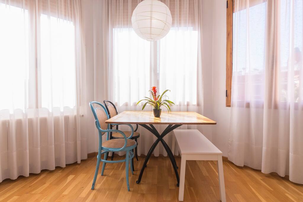 Breakfast or lunch? This dining area is ready for everything!