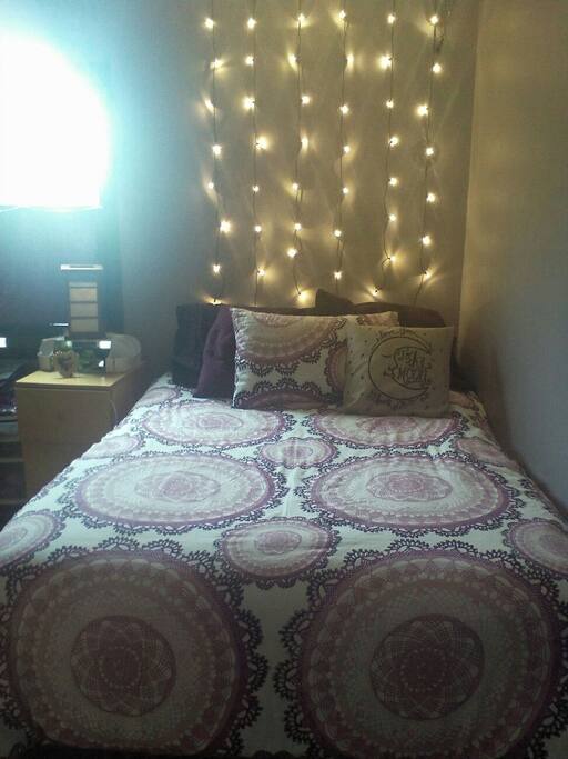 To the left of bed there is plenty of floor space where an additional mattress could be used if you are a family w/kids or larger group.
(add. mattress avail.)