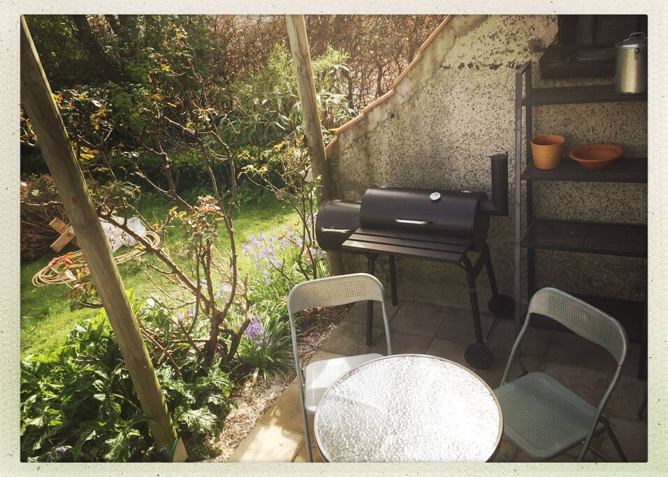 terrasse agréable, sous la glycine, avec BBQ