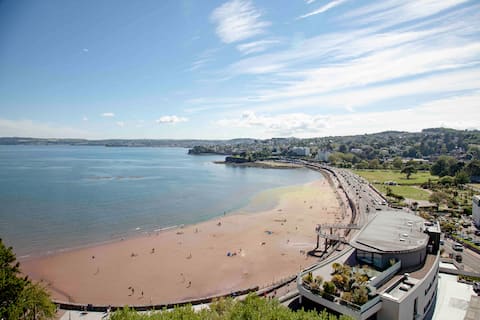 Luxurious & Modern Apartment W/ Iconic TQ SeaViews