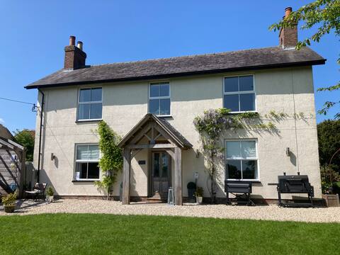 Pocklington, Nr. York, 5 dbl bedroom family sized