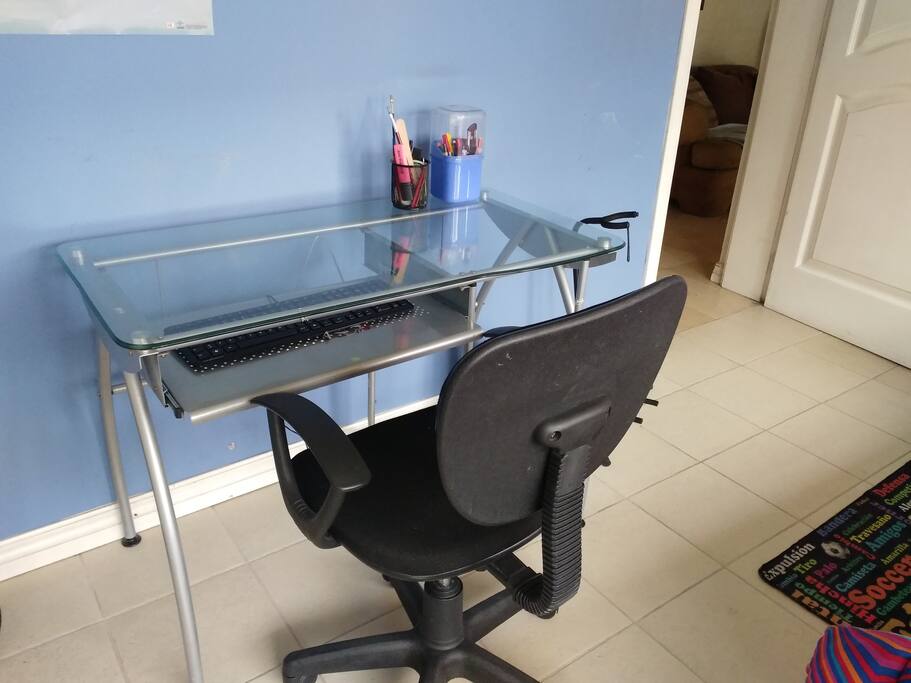 Escritorio dentro de la habitación para trabajar.
