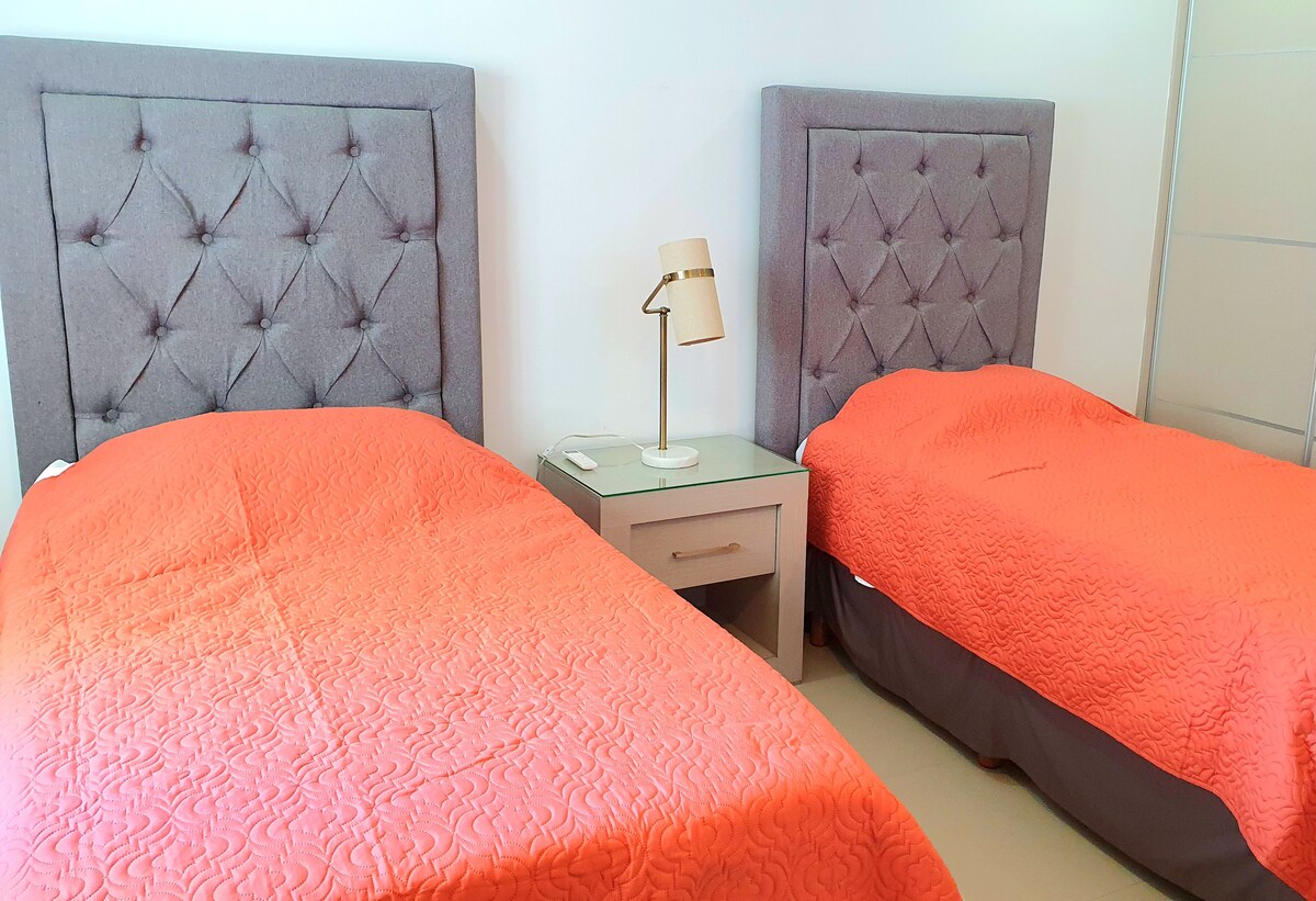 V vedľajšej spálni máte dve pohodlné jednolôžka. 