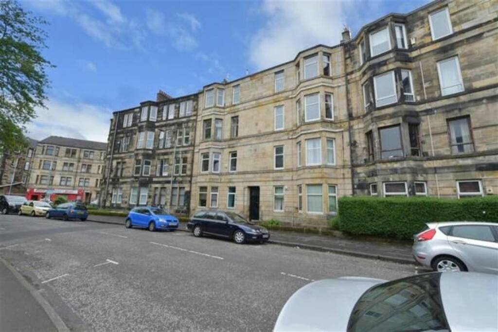 Blonde sandstone building. First floor.