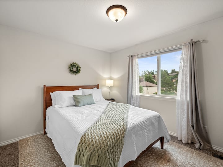 The Sage Room na poschodí s manželskou posteľou Queen. 