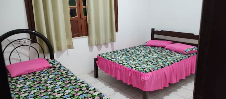 Dhoma e katit të sipërm, ballkoni, 1 krevat dopio, 1 krevat tek, 2 ventilatorë 