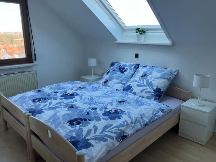 ห้องนอน (หมายเลข 2) ชั้นบนพร้อมเตียงเดี่ยวสองเตียง แต่ละเตียงขนาด 0.9 x 2 เมตรและตู้เสื้อผ้า