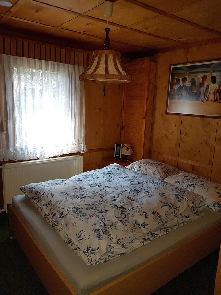 Schlafzimmer mit ca. 140 x 200 cm großem Bett