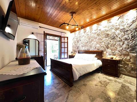 Villa Yiannitsis, Harmony In The Flowers
