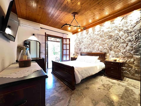 Top Airbnb: Villa Yiannitsis, Harmony In The Flowers in Δήμος Βόρειας Κέρκυρας