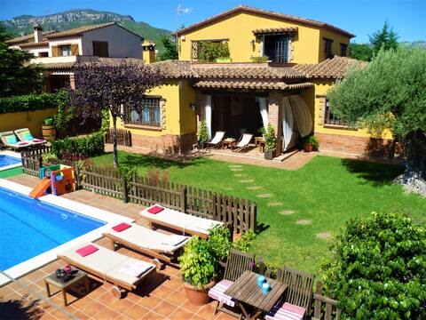 Villa near the beach. Pool, garden, barbecue, wifi