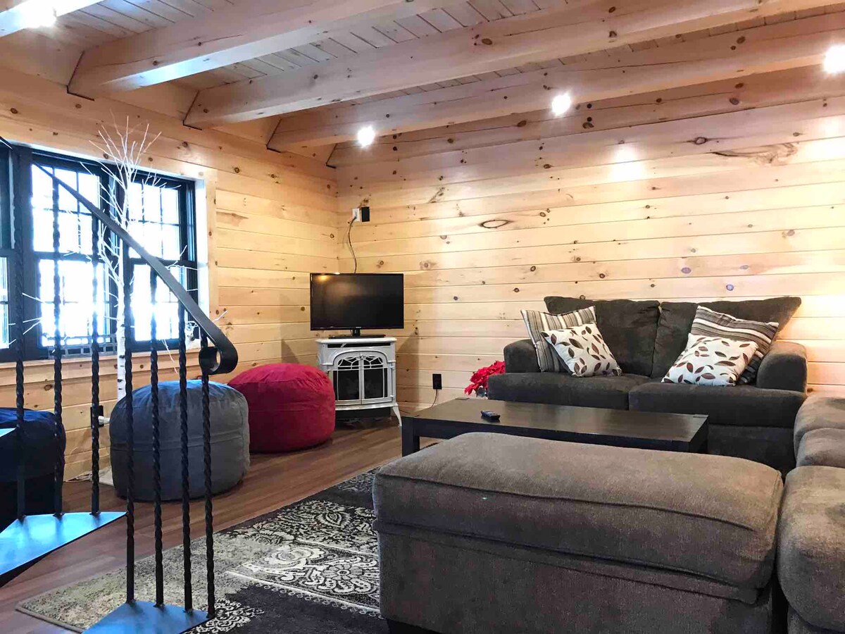 Zabavite se i opustite u ovom udobnom dnevnom boravku s prilagođenim borovim gredama i stropom s tonom i žljebom 