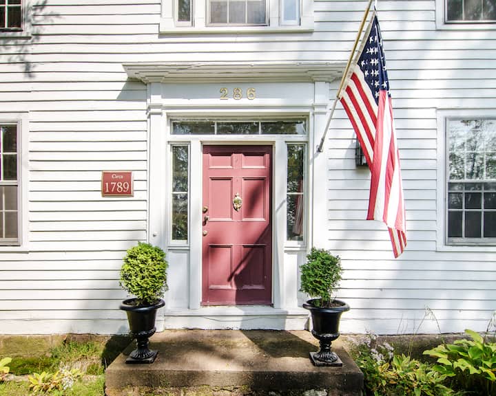 Majestic Farmhouse Private & Peaceful Guest Apt. - Brignole Vineyards, East Granby