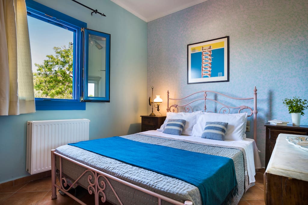 The double bed bedroom. Cozy and delicate!