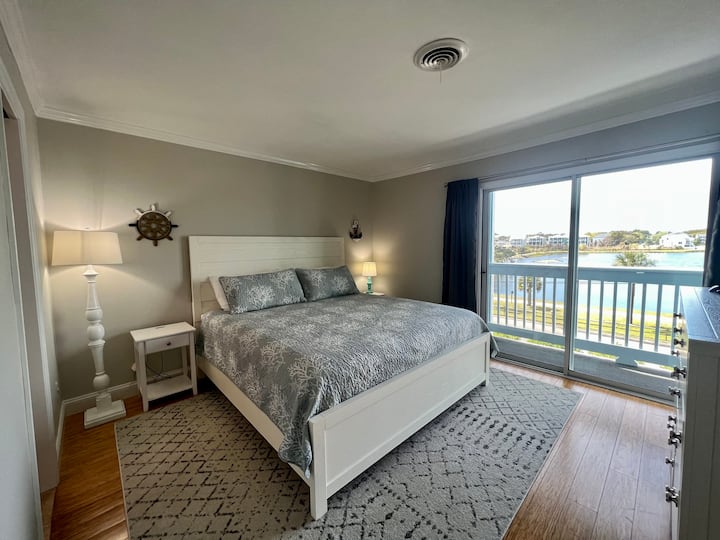 Mobilier de chambre tout neuf avec lit King Size. Tous les draps sont fournis. 