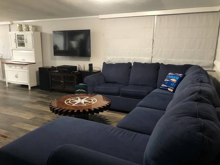 Samsung smart 55” TV.  Cable TV, Paramont +, Amazon Prime,  plus apps.
3 TV's in the house.