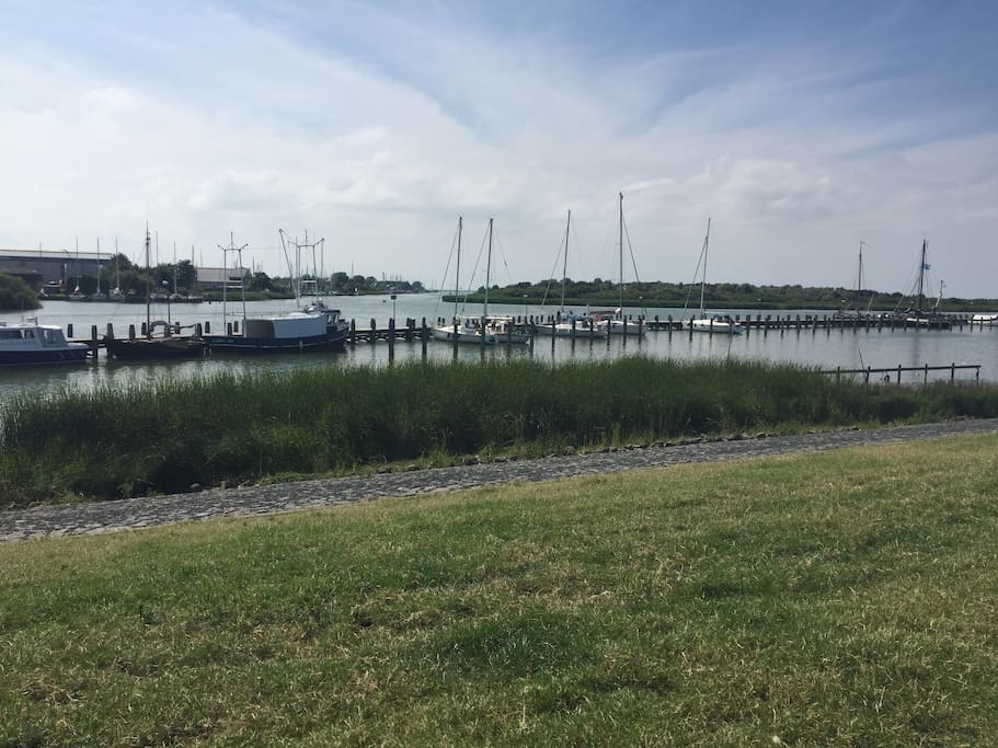 Uitzicht op de dijk en de vaart