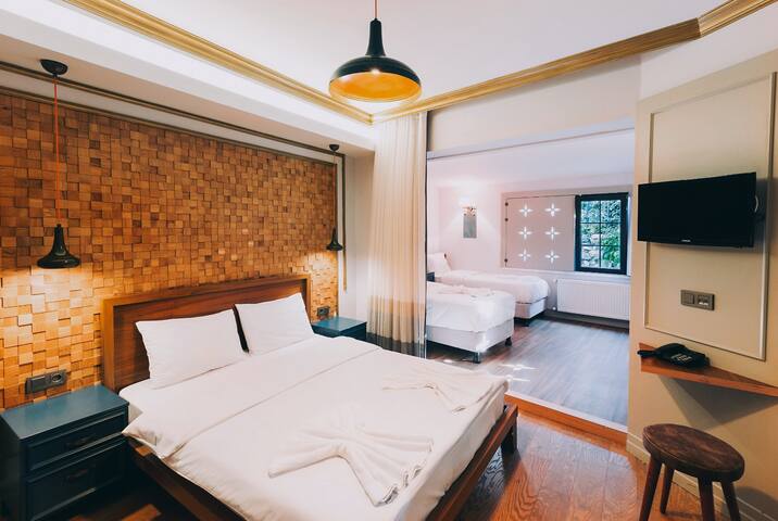 Oasis Adjacent Garden Suite – Central Old City gallery image 4