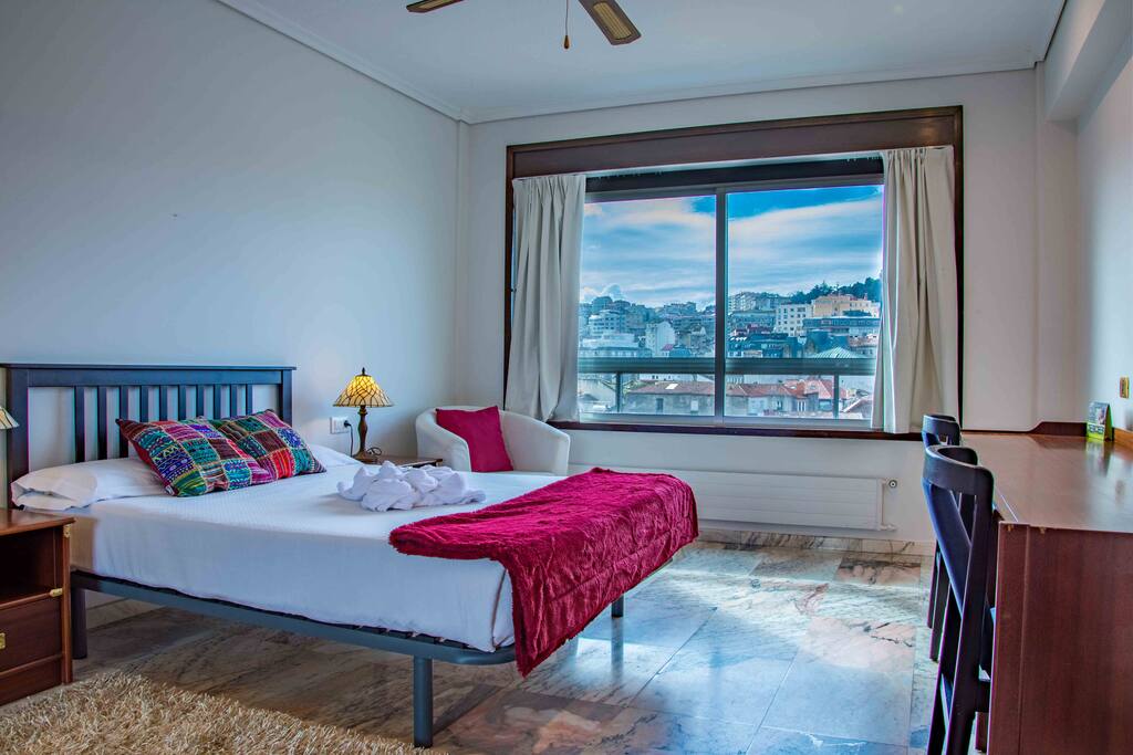 Dormitorio con vistas al Casco Vello