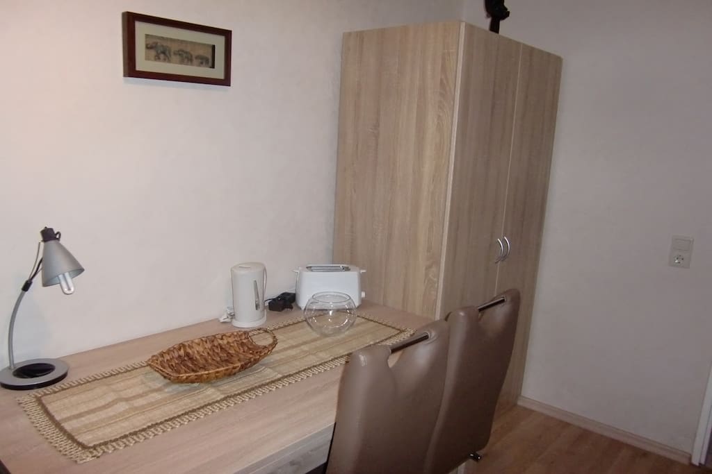 Tisch und Schrank sowie 2 Stühle