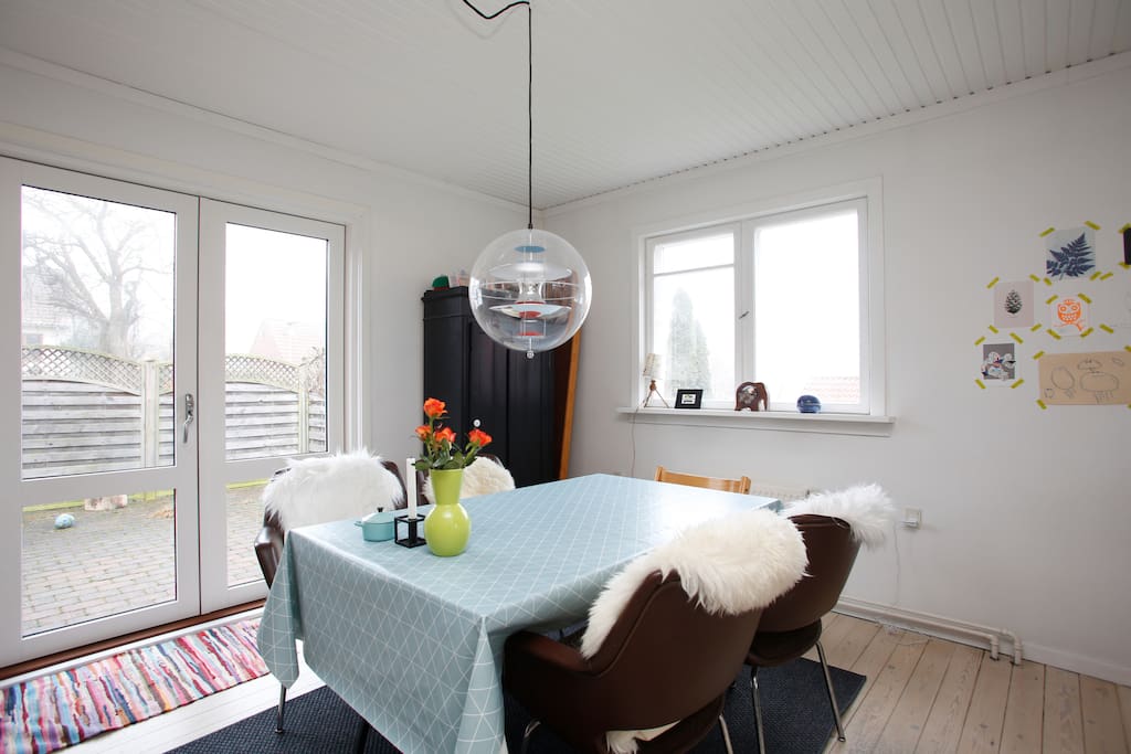 Spiseplads i køkken-alrum