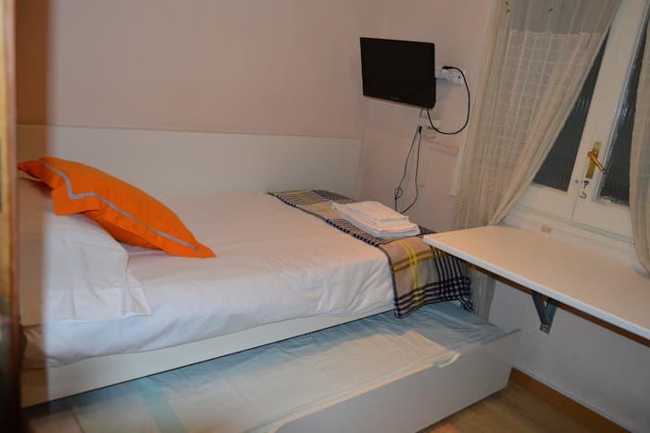 غرفة 3 (ج) داخلية بسرير - عش وخزانة كبيرة