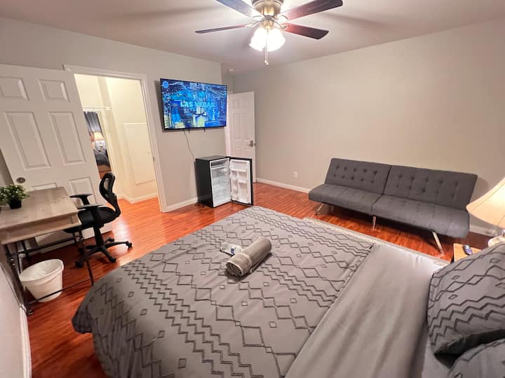 Stil odmarališta Golema 1 spavaća soba s potpuno novim bračnim krevetom (160x200),novim debelim pokrivačem, jastucima, posteljinom, posteljinom, 55 TV-om, futonom, mini-hladnjakom sa zamrzivačem,radnim stolom/stolicom,ventilatorom, zavjesama za zamračivanje,golemim garderoberom i drugim sadržajima