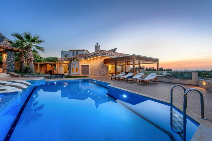 Villa Belle Helene, 4 bedrooms, pool, Jacuzzi gallery image 2