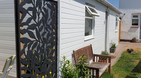 Quiet and cosy self-contained garden lodge.