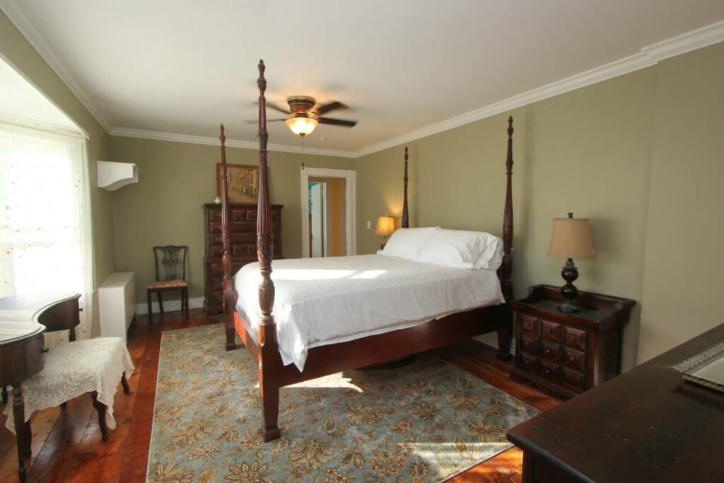 King sized bedroom with en suite bath