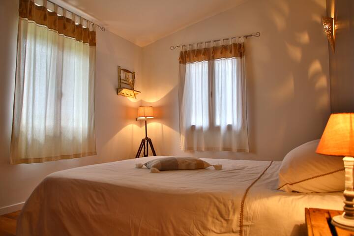 Chambre 1 avec lit 160x200 matelas mémoire de forme .