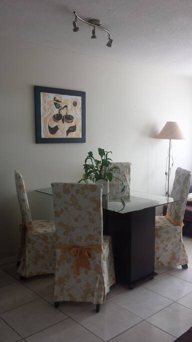 Cómoda mesa de vidrio rectangular para 4 personas