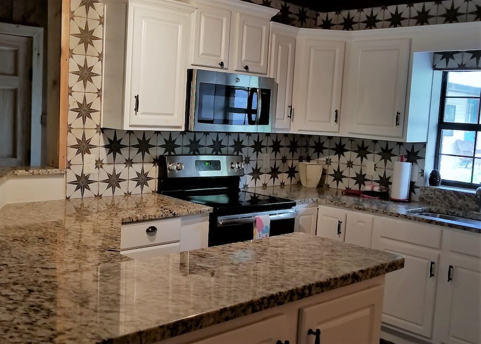 Full Kitchen - Granite Countertops