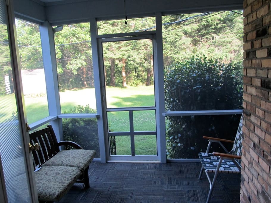 SCREENED PORCH FOR OUTDOOR ENVIRONMENT