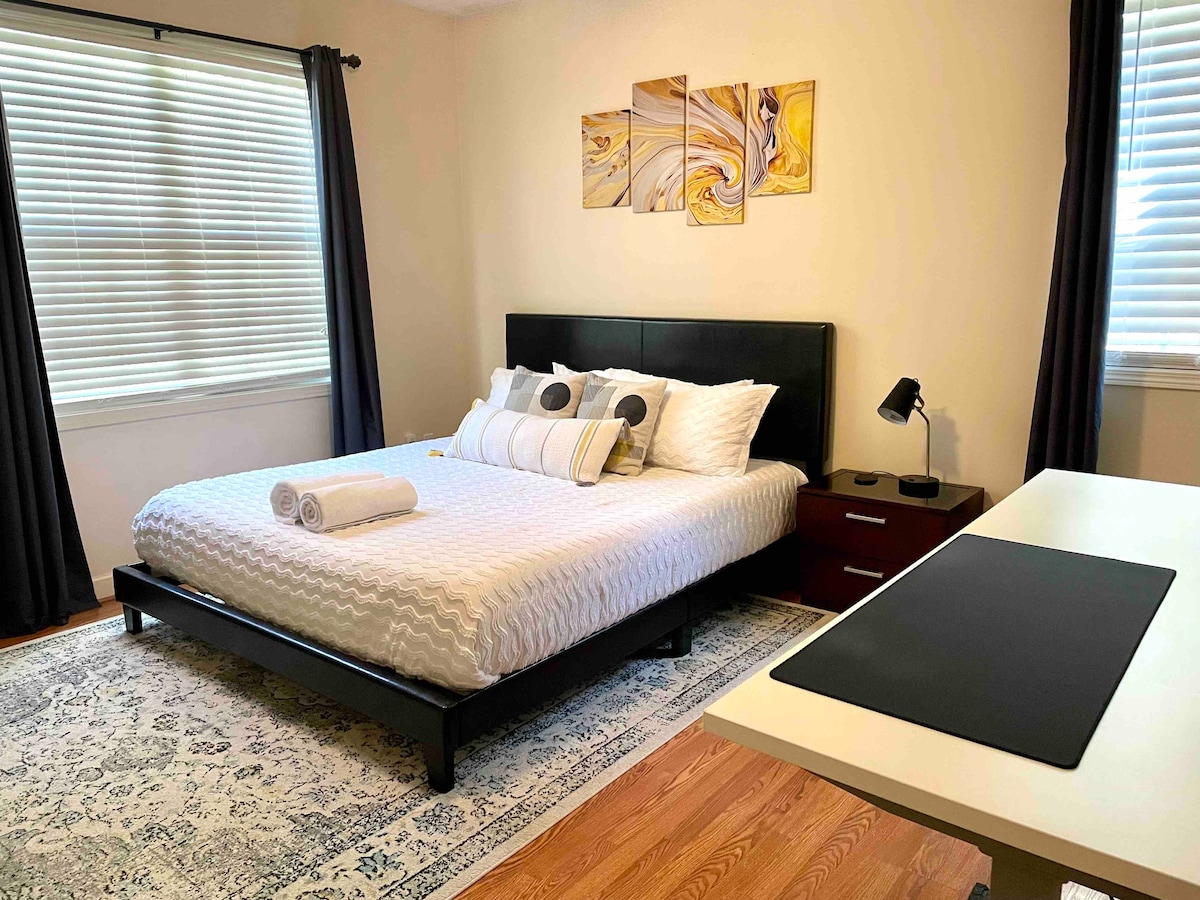 Rymligt sovrum med Cal King size-säng. Använd den eleganta West Elm byrån till vänster, eller arbetsyta till höger med bildskärm ovanför bärbar datorhöjd (HDMI-kabel, oavbruten strömförsörjning, skrivbordslampa)